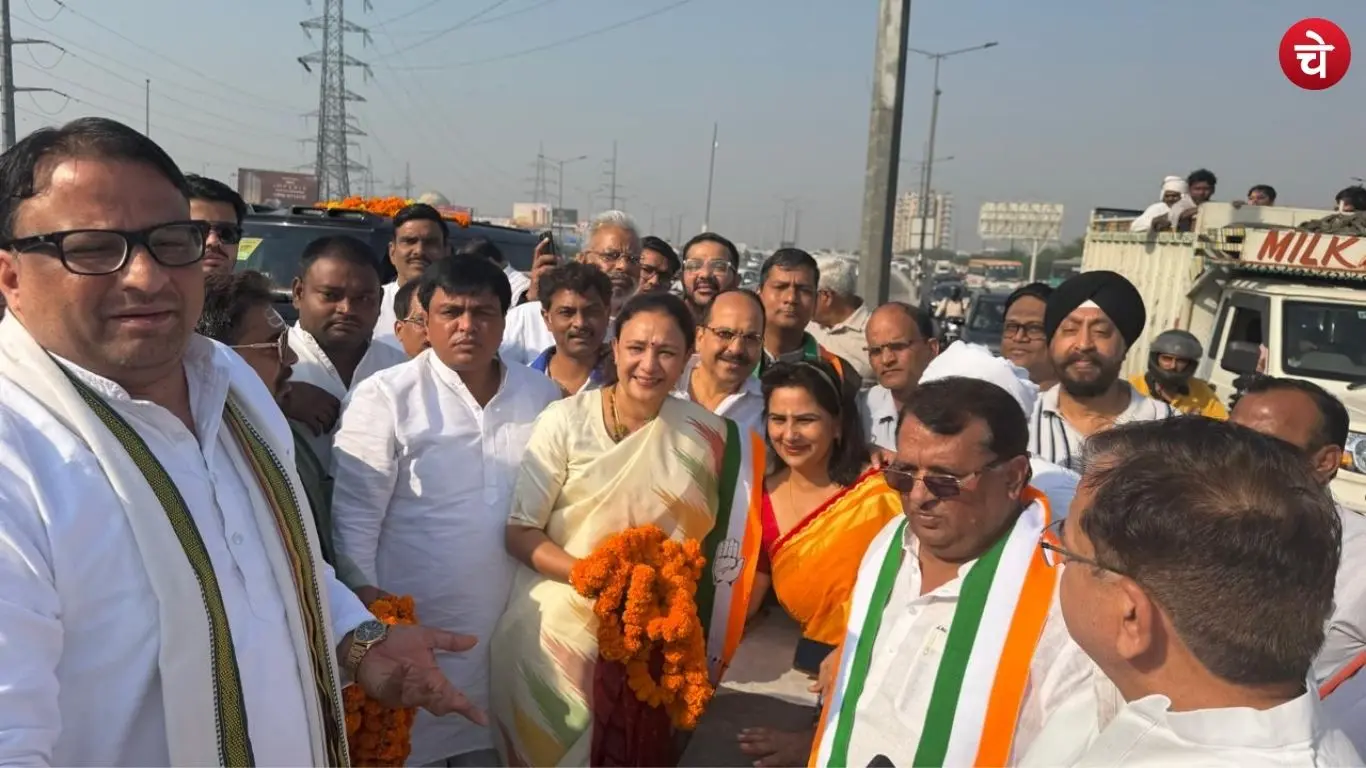 Party leaders felicitating Aradhana Mishra under the leadership of Noida City Congress President Mukesh Yadav